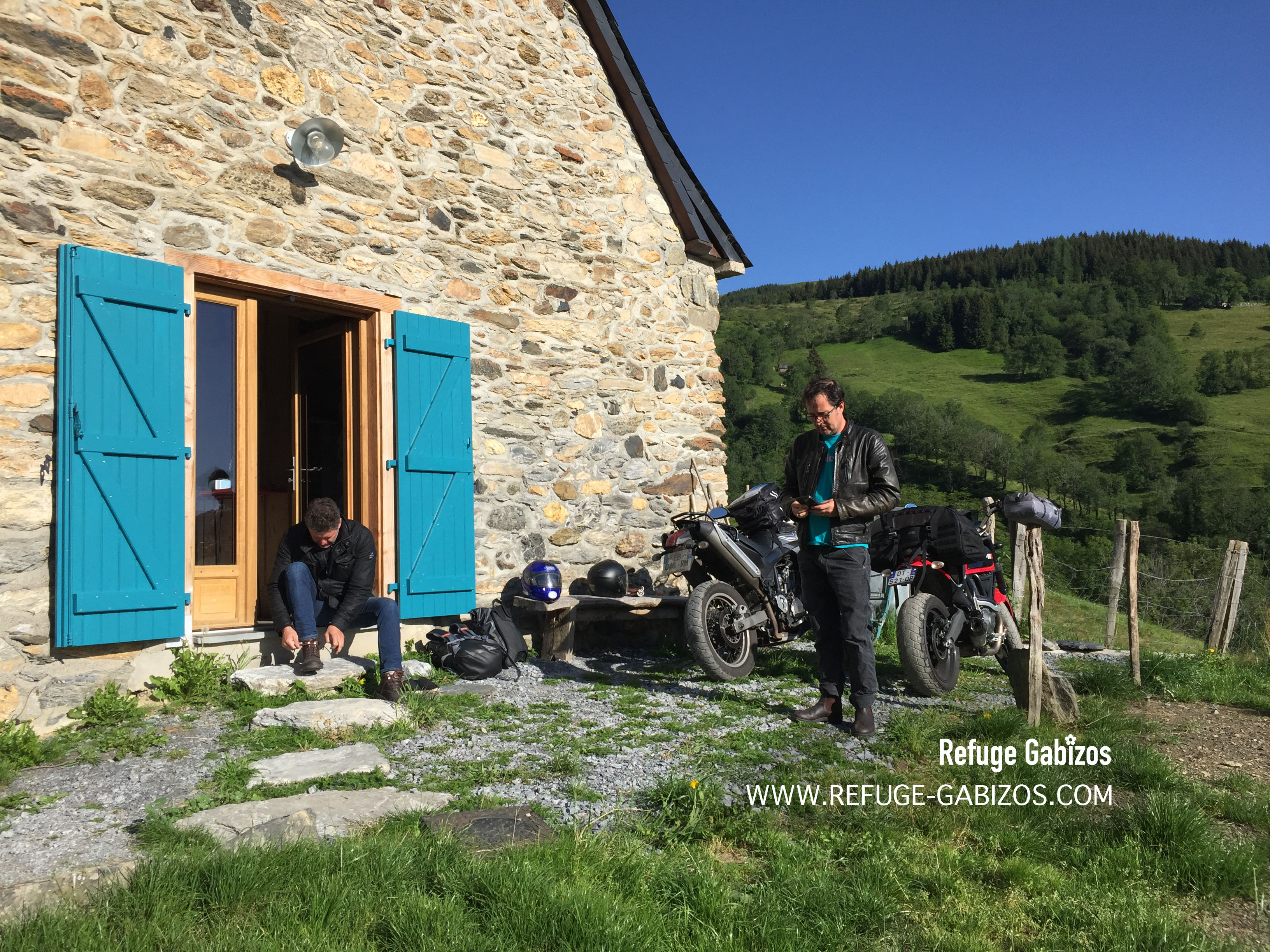 motards dans les pyrénées au refuge du gabizos